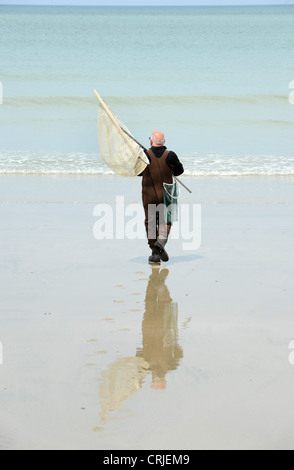 Vista posteriore di un uomo andare a pesca meri-les-Bains, Francia Foto Stock