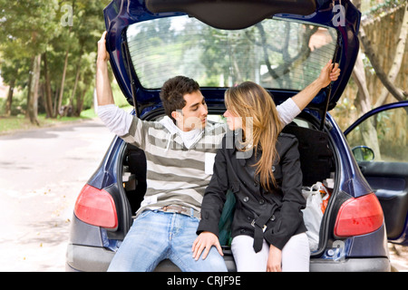 Amare giovane seduto nella parte posteriore di un automobile Foto Stock