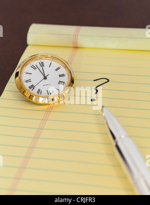 Concetto per una decisione urgente rendere con orologio su carta e il punto interrogativo su pad Foto Stock