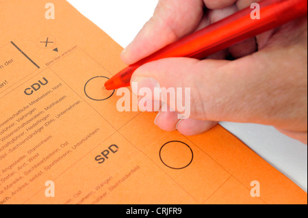 Voto cartaceo con la mano e con la penna, CDU, SPD Foto Stock