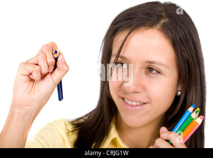 Giovane donna con una mano piena di colorati disegno pecils qualcosa su un immaginario vetro nella parte anteriore della sua Foto Stock