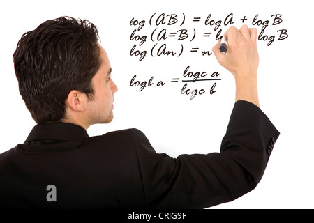 Studente di matematica a scrivere una formula sulla scheda Foto Stock