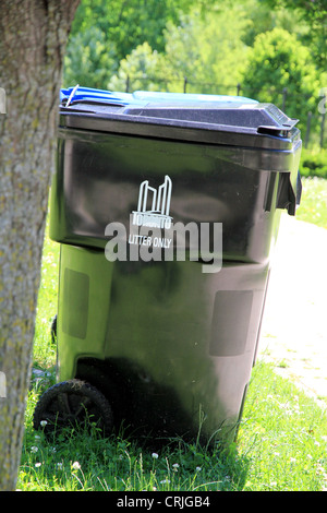 Un Toronto garbage bin in un parco della città Foto Stock