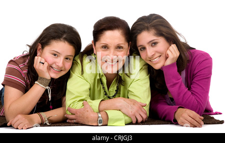 La madre con le sue due figlie giacente a terra Foto Stock