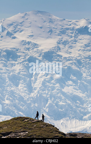 Stati Uniti d'America, Alaska Denali National Park, Kantishna colline. Escursionista maschio arrampicata. Foto Stock