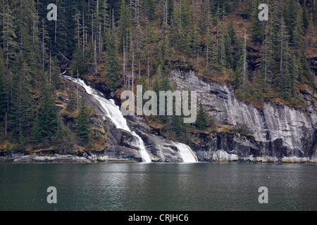 Una cascata senza nome le fuoriuscite in Tracy braccio Alaska sudorientale Foto Stock