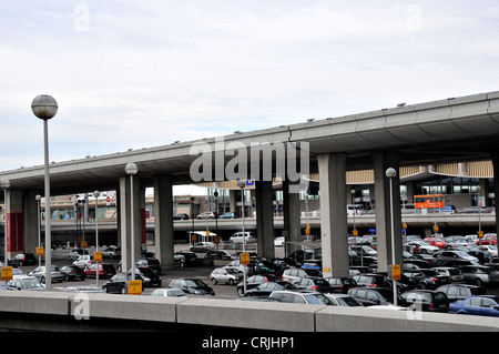 Parcheggio auto Aeroporto Roissy Charles de Gaulle terminal 2 Parigi Francia Foto Stock