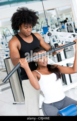 Afro American giovane facendo esercizi di fitness in palestra Foto Stock