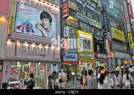 La folla in strada commerciale di Seoul COREA DEL SUD Foto Stock