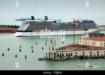 Grande crociera entrando in Venezia Italia Foto Stock