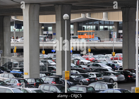 Parcheggio auto Aeroporto Roissy Charles de Gaulle terminal 2 Parigi Francia Foto Stock