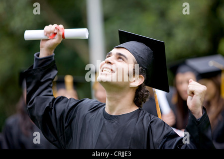 Felice studente di graduazione pieno di successo all'aperto Foto Stock