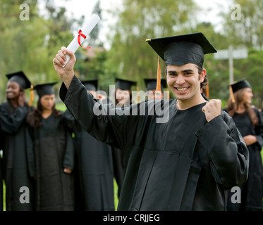 Felice studente di graduazione pieno di successo all'aperto Foto Stock