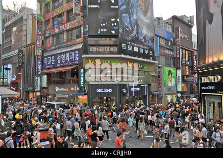 La folla in strada commerciale a Myeongdong Seoul Corea del Sud Asia Foto Stock