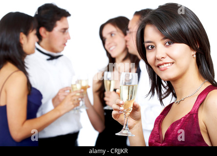 Gruppo di elegantemente vestito giovani bere vino spumante Foto Stock