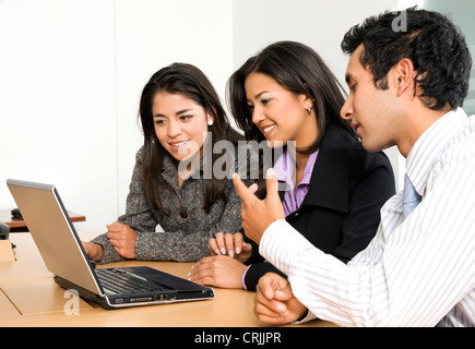 Il team di business navigando su un computer portatile Foto Stock