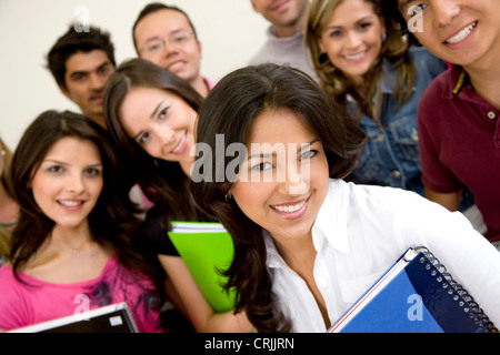 Gli amici o gli studenti universitari sorridente in un'aula Foto Stock
