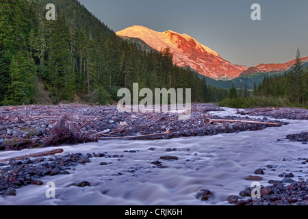 WA, il Parco Nazionale del Monte Rainier, White River e il Monte Rainier di sunrise Foto Stock