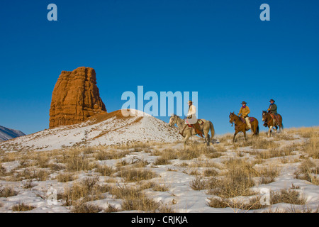 Nord America; USA; Wyoming; Shell; Cowboys sul crinale di equitazione attraverso la neve; Modello rilasciato Foto Stock