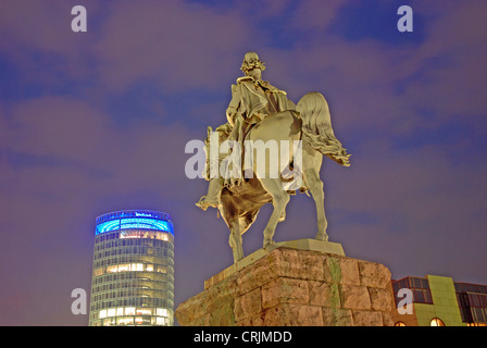 LVR torre in Koeln-Deutz di notte con rider statua in primo piano, in Germania, in Renania settentrionale-Vestfalia, Colonia Foto Stock