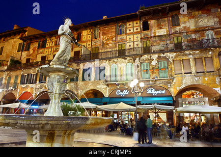 Madonna Verona in Piazza delle Erbe e und Casa dei Mazzanti, Italia, Veneto, Verona Foto Stock