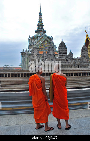 I monaci buddisti al Wat Phra Kaeo (Grand Palace) guardando un modello di Angkor Wat in Cambogia, Thailandia, Bangkok Foto Stock