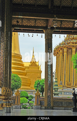 Golden Chedi (Phra Sri Ratana) al Wat Phra Kaeo, il Grand Palace, Thailandia, Bangkok Foto Stock