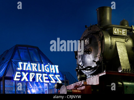 Ingresso del Salone della Musica di Stralight Express con locomotiva di notte, in Germania, in Renania settentrionale-Vestfalia, la zona della Ruhr, Bochum Foto Stock