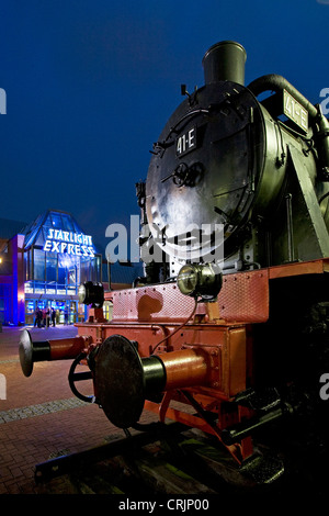 Ingresso del Salone della Musica di Stralight Express con locomotiva di notte, in Germania, in Renania settentrionale-Vestfalia, la zona della Ruhr, Bochum Foto Stock