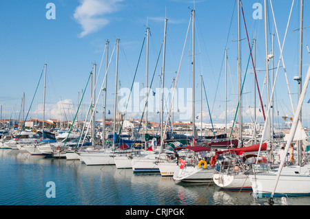 Barche a vela nel porto di Saintes-Maries-de-la-Mer, Francia Provenza e Camargue Foto Stock
