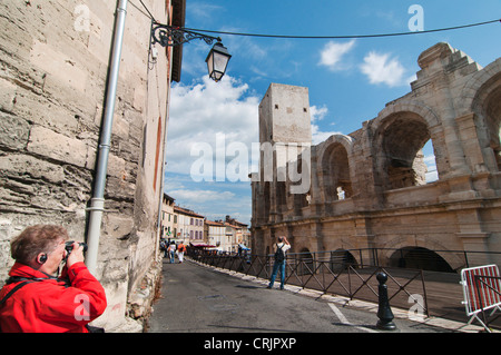 Anfiteatro di Arles, turisti in un tour, Francia Provenza e Camargue, Arles Foto Stock