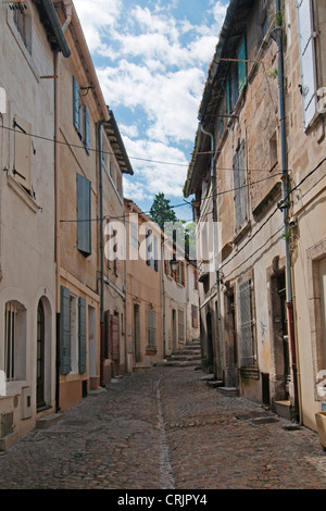 Il vecchio e piccolo vicolo in Arles, Francia Provenza e Camargue, Arles Foto Stock