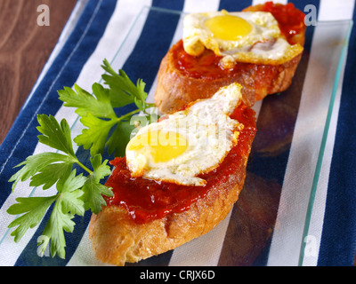 Morbida salsiccia piccante e uova di quaglia "Montadito". Foto Stock