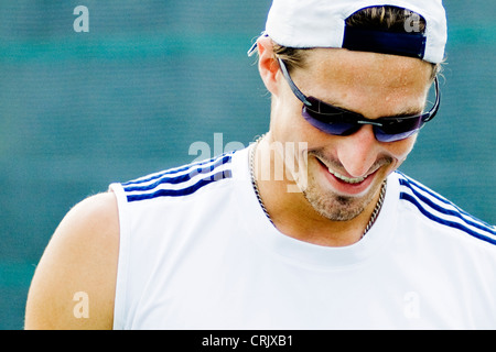 Uomo sorridente e guardando verso il basso Foto Stock