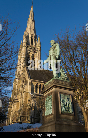 Statua di Edward Ackroyd al numero, al di fuori della Chiesa che egli ha commissionato, tutte le anime Chiesa, Haley Hill, Halifax, completato nel 1859. Foto Stock