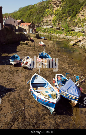 Barche da pesca in beck a Staithes, REGNO UNITO Foto Stock