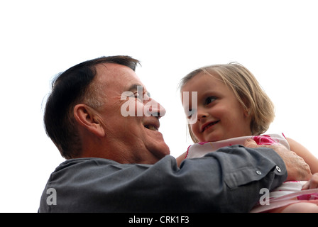 Un uomo anziano porta un bambino sulla sua spalla. Foto Stock