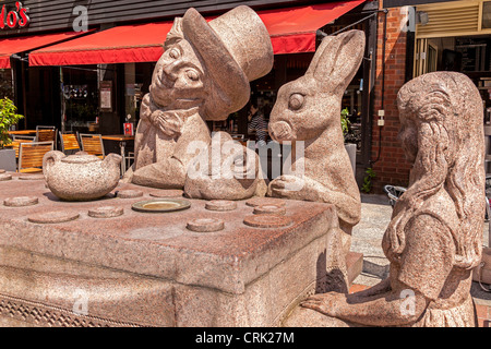 Il Mad Hatter's Tea Party raffigurato in una statua in Golden Square Warrington shopping center. Foto Stock