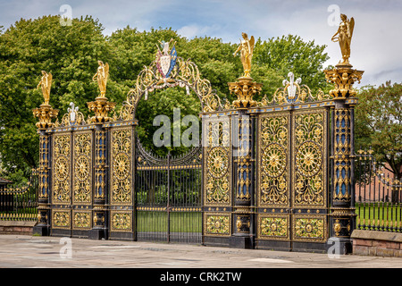 Warrington town hall Golden Gates. Foto Stock