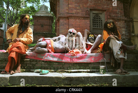 Quattro Sadhus nel tempio di Pashupatinath in Nepal Foto Stock