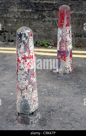 Delimitatori del traffico dipinte in colori lealisti, larne, nella contea di Antrim. Foto Stock