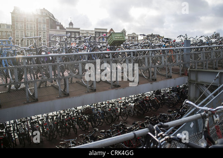 Le biciclette parcheggiate sul marciapiede della città Foto Stock