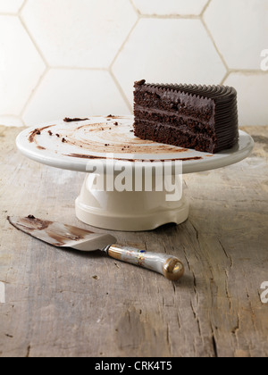 Torta al cioccolato sul piatto di portata Foto Stock