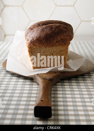 Pane appena sfornato sulla paletta di legno Foto Stock