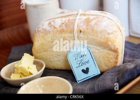 Filone di pane con burro su tela Foto Stock