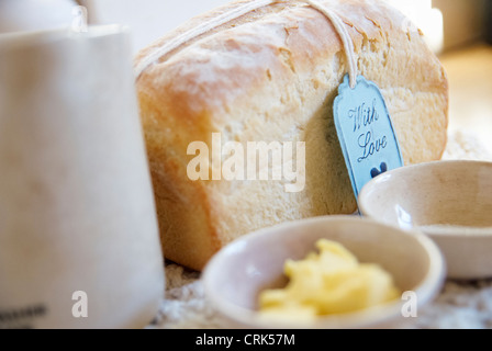 Filone di pane con burro e sale Foto Stock