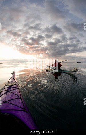 Persone kayak sul lago ancora Foto Stock