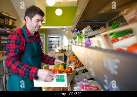Drogheria disponendo produrre per la vendita Foto Stock
