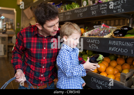 Padre e figlio acquisto di produrre in negozio Foto Stock