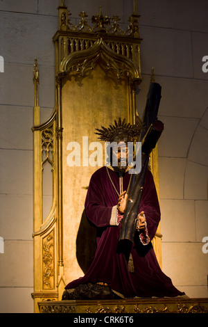 La scultura di Gesù Cristo che porta la croce nella cattedrale di Almudena, Madrid, Spagna. Foto Stock